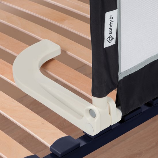 Detail van beige steun op lattenbodem, met donkergrijs bedhek.