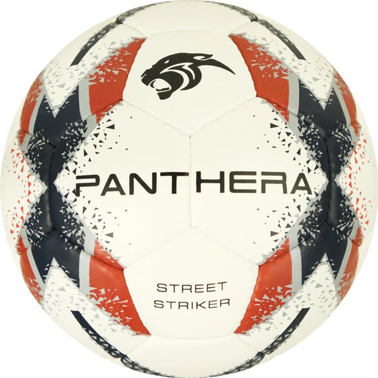 Witte voetbal met rode, witte en blauwe geometrische patronen en de tekst 'PANTHERA STREET STRIKER'.