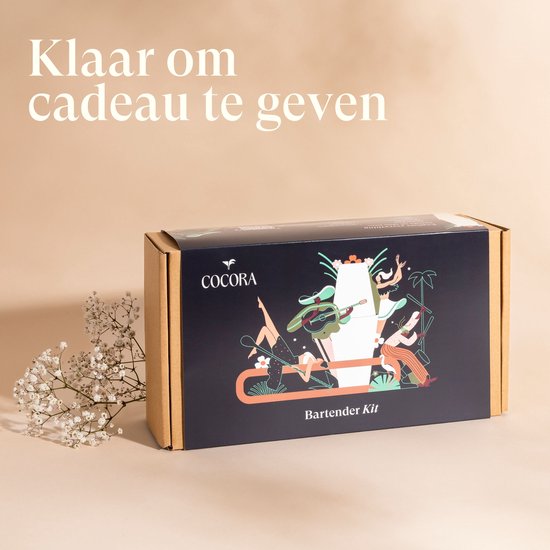 Cocora Bartender Kit verpakking met illustraties van mensen die muziek maken en feestvieren. Tekst: Klaar om cadeau te geven.