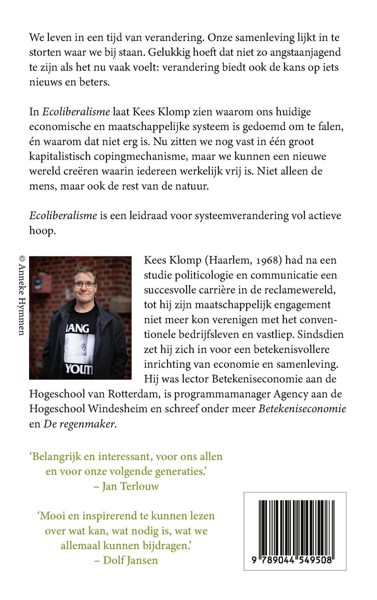 Kees Klomp, een man met een bril, draagt een T-shirt met 'LANG LANG YOUTH' en een zwarte jas. Achtergrond onduidelijk.