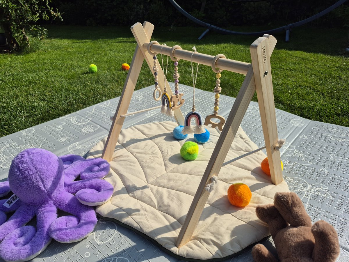 babygym hout incl. 5 speeltjes + dubbelzijdige speelmat – houten Speelboog Baby – Stevige constructie & inklapbaar — afbeelding 6