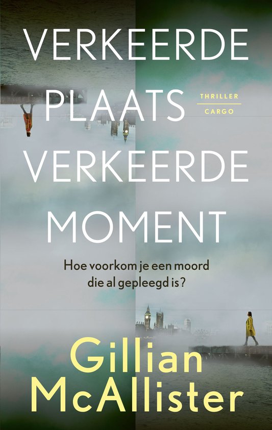 Boekcover met de titel 'VERKEERDE PLAATS VERKEERDE MOMENT'. Twee foto's van Londen met mist en de Big Ben. Een gele jas met capuchon wordt gedragen.