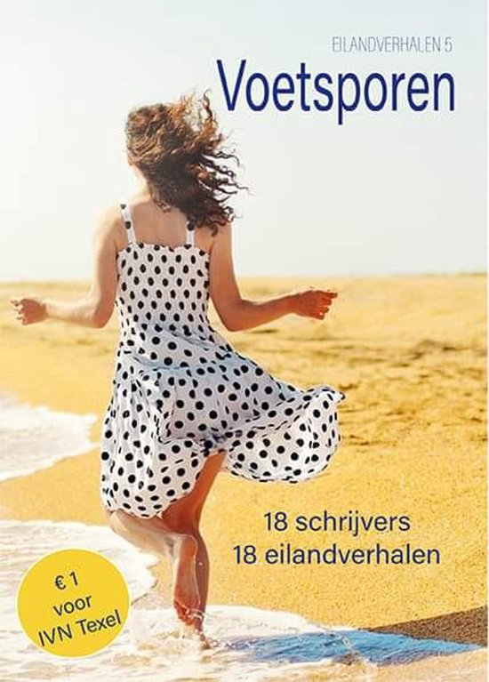 Een vrouw in een zwart-witte jurk met stippen op het strand.