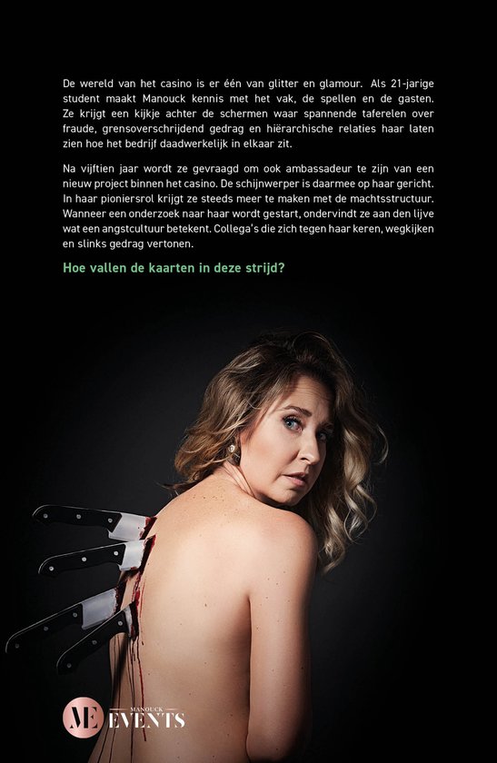 Vrouw met messen in haar rug, die bloeden. Achtergrond van 'ME EVENTS'.