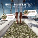 Personne debout sur le pont d'un bateau avec un revêtement de sol camouflage vert, blanc et brun. Le sol a des rainures en V et mesure 6 mm d'épaisseur.