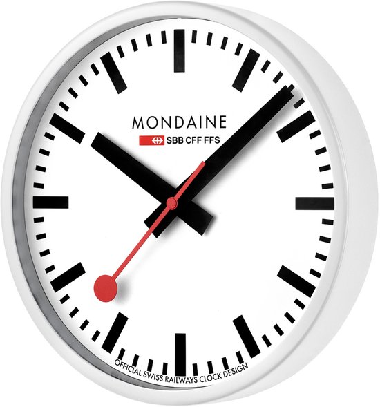 Witte wandklok met zwarte wijzers, rode secondewijzer en 'Official Swiss Railways Clock Design Mondaine SBB CFF FFS' opdruk.