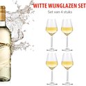 Fles witte wijn met waterspetters, naast vier glazen witte wijn.