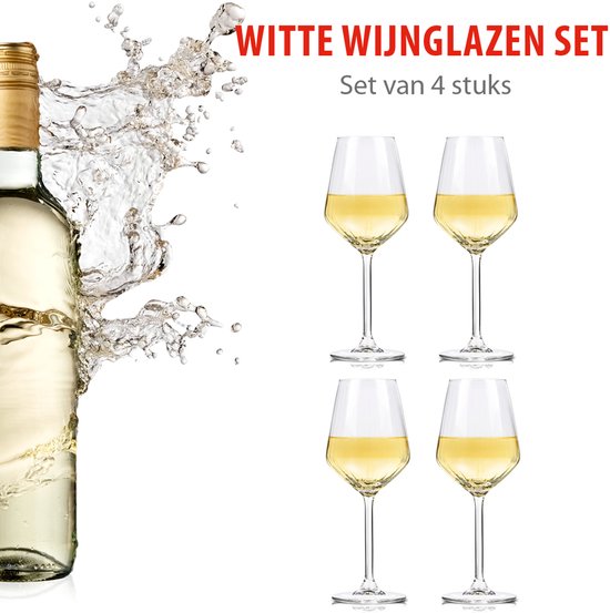 Fles witte wijn met waterspetters, naast vier glazen witte wijn.