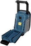 Open Makita bouwradio met turquoise binnenkant, batterijcompartiment en oplader.