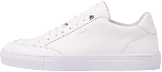Zijaanzicht van een witte leren VANLIER sneaker met veters en VNLR-logo.