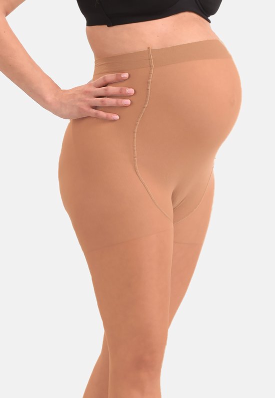 Zij-detail van een zwanger model met hand op de heup, in een beige, doorschijnende zwangerschapspanty.
