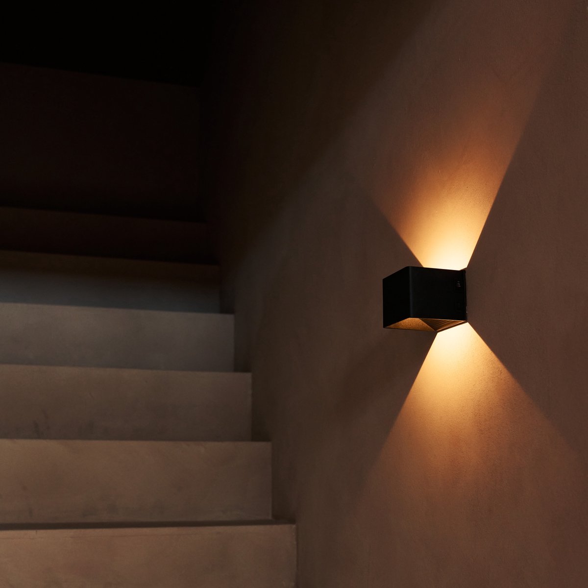 Tavellio Tess Wandlamp – Oplaadbaar – Zwart – Bewegingssensor – 20 Lichtkleuren – Incl. Afstandsbediening - H10