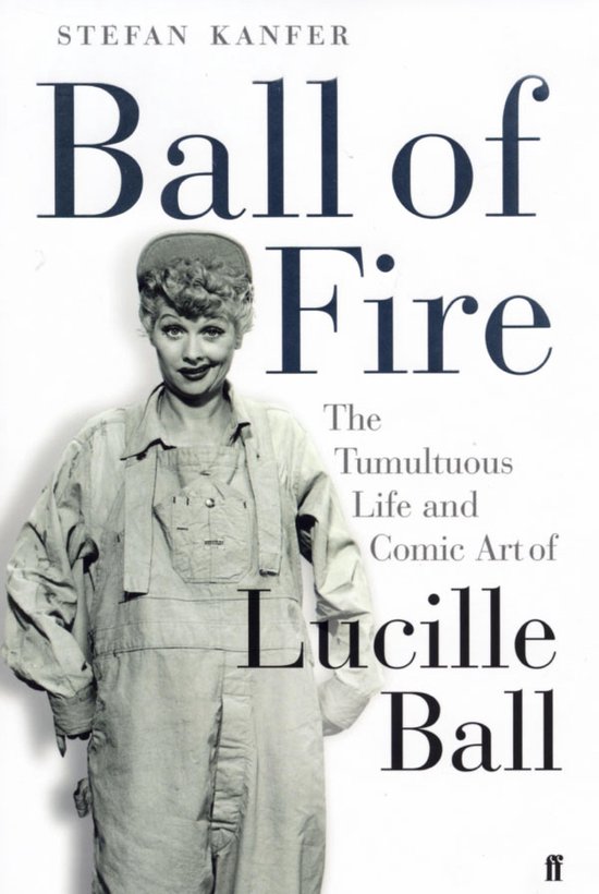 Boek 'Ball of Fire: The Tumultuous Life and Comic Art of Lucille Ball' met een zwart-witfoto van Lucille Ball in overall.