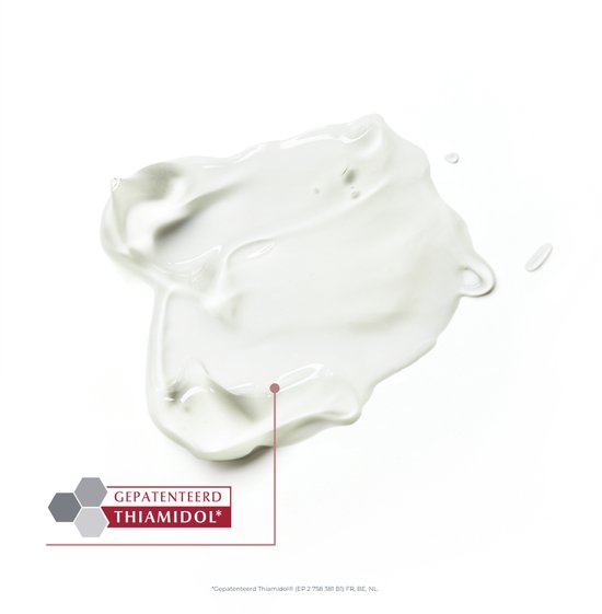 Een klodder witte crème op een witte achtergrond. Tekst: "GEPATENTEERD THIAMIDOL®".