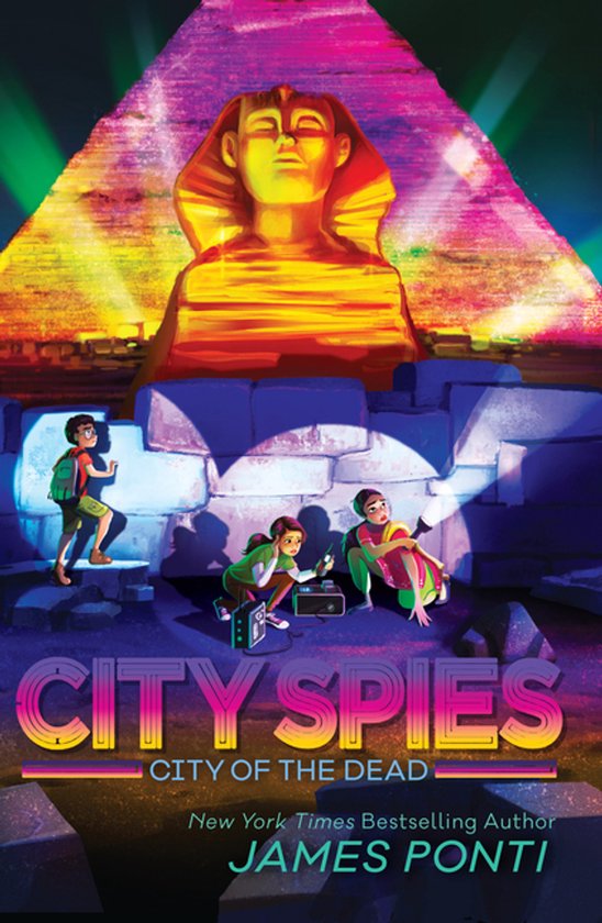 Boekcover van "City Spies: City of the Dead" met de sfinx en piramide, en drie kinderen die een raadsel oplossen.