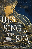 Couverture du livre "Lies We Sing to the Sea" avec des vagues dorées et un profil doré de femme. Un navire navigue sur les vagues.
