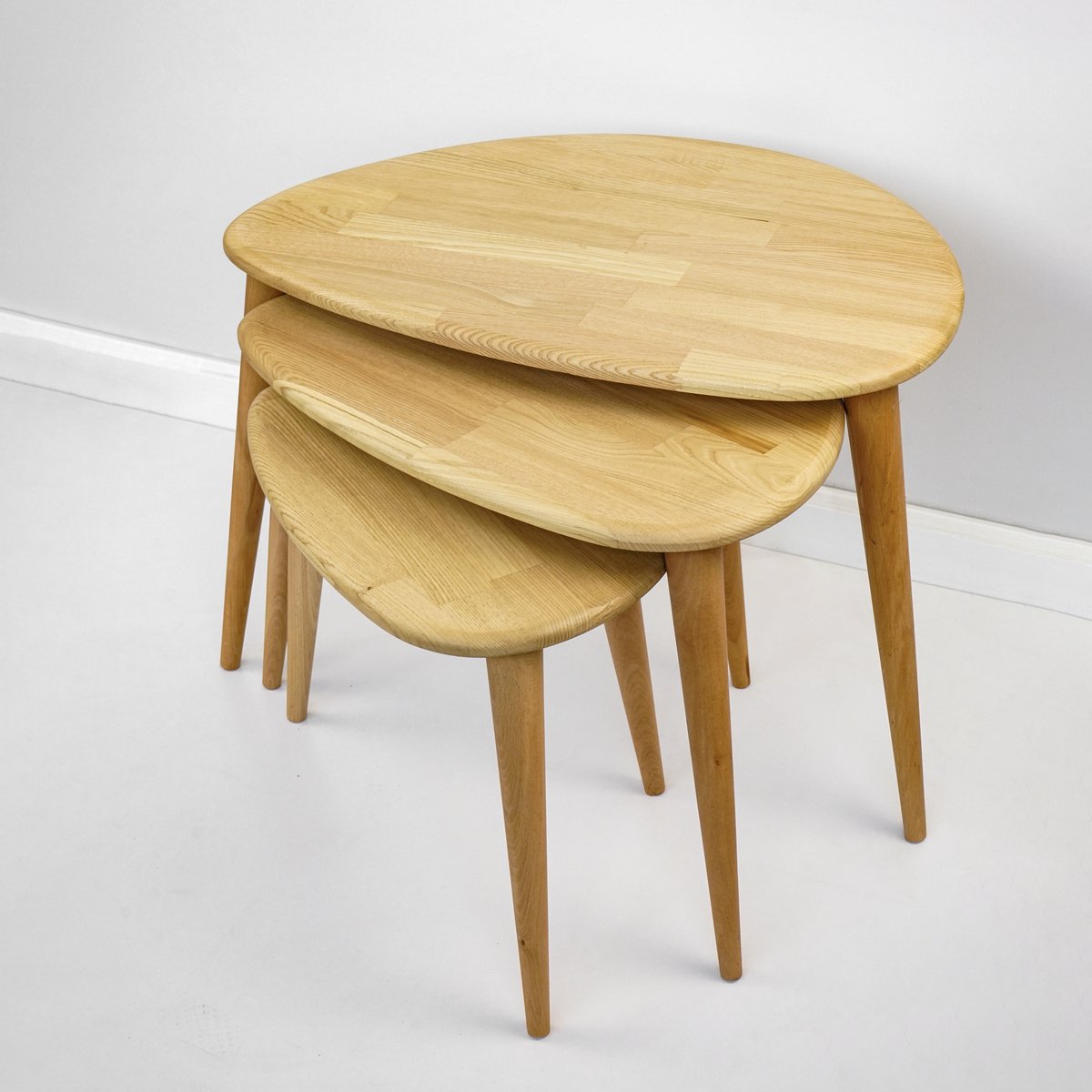 Nesting Tafel Set van 3 - Ercol Stijl Rustieke Ontwerp in Kastanjebruin Hout - Transparante Afwerking - Einde Tafel voor Moderne Woondecoratie
