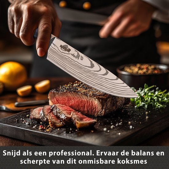 Een Nazrom koksmes met damastpatroon snijdt een sappige biefstuk, bestrooid met peperkorrels.