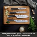 Vier Nazrom keukenmessen met damastpatroon, gerangschikt op een houten snijplank, met knoflook, kruiden en zout.