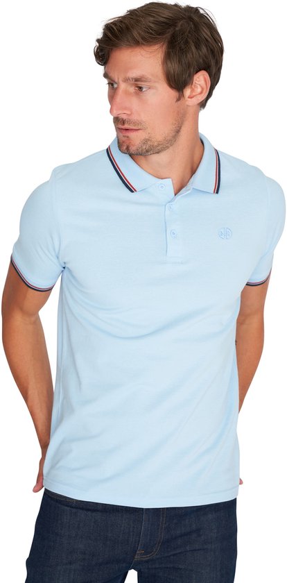 Man in lichtblauw poloshirt met marineblauwe en rode strepen op de kraag en mouwen. Borstlogo.