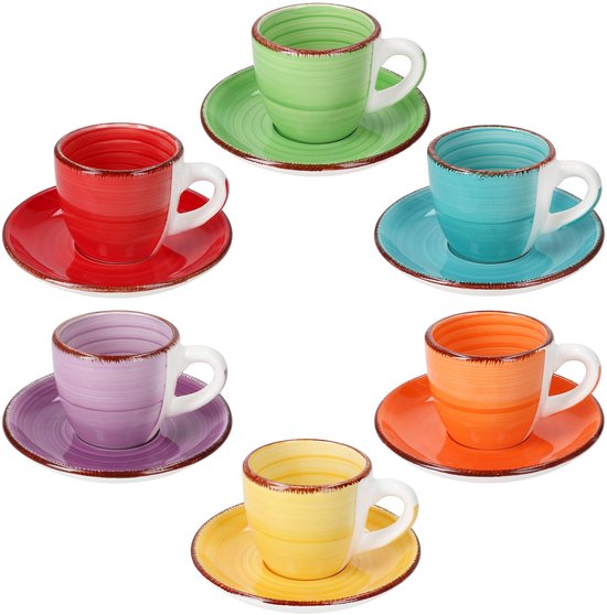 Vijf gekleurde espressokopjes met schotels in rood, groen, cyaan, paars, oranje en geel, geplaatst op een witte achtergrond.