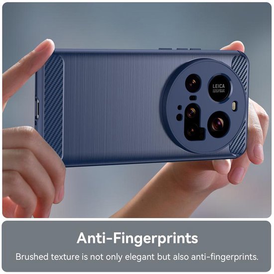 Blauw telefoonhoesje met geborstelde textuur en carbon look, getoond in handen.