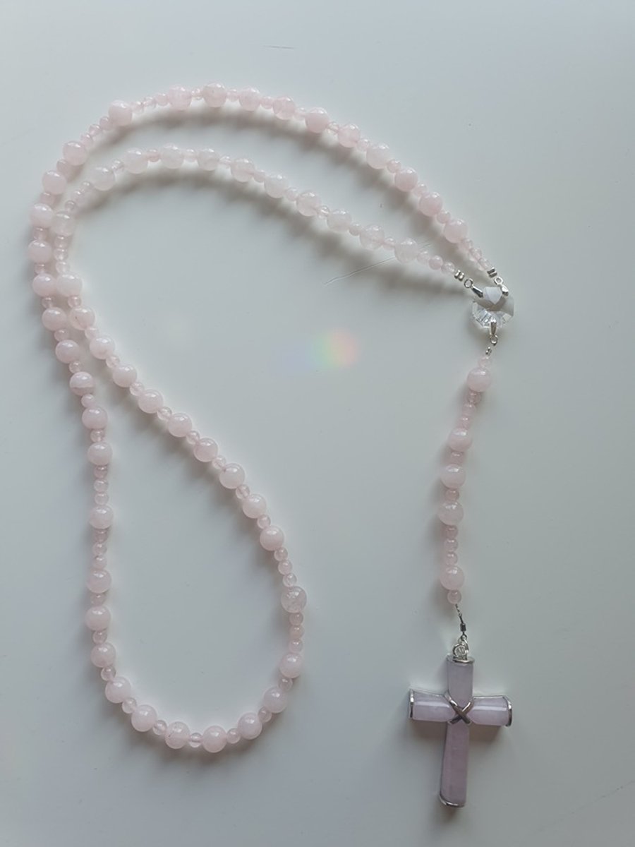 Rozenkrans, Paternoster geheel gemaakt met Rozenkwarts (halfedelsteen) kralen en o.a. Kristallen van Swarovski met een kruis van Rozenkwarts (gebedssnoer, kruisteken, Meditatie, spiritueel, geloof, geloofsteken, Cadeau, ketting, gebedsketting, kerst