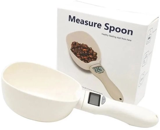 Cuillère de pesage numérique blanche avec des grains de café, un écran numérique et une boîte 'Measure Spoon'.