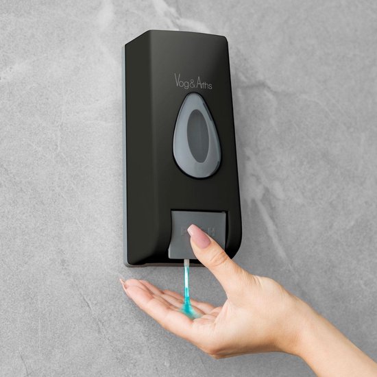 Zwarte wandzeepdispenser met grijze druppelvormige kijkvenster en grijze 'PUSH' knop. Blauwe zeep wordt in een hand gedoseerd.