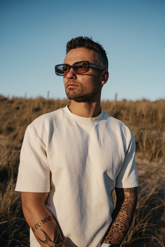 The Brand Remarkable - Zonnebril Unisex - Zonnebril Dames - Zonnebril Heren - Cat-Eye / Rechthoekige Zonnebril - Bruin / Grijs - UV400 - Luxe, & Trendy Zonnebril - Designer Zonnebril - Mode Zonnebril 2025 - Inclusief Beschermhoes - Polariserend Look van The Brand Remarkable — afbeelding 5