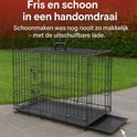 Zwarte draadkooi met uitschuifbare lade, buiten op een terras.