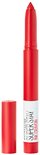Rood "Super Stay Ink Crayon" potlood met dop ernaast.