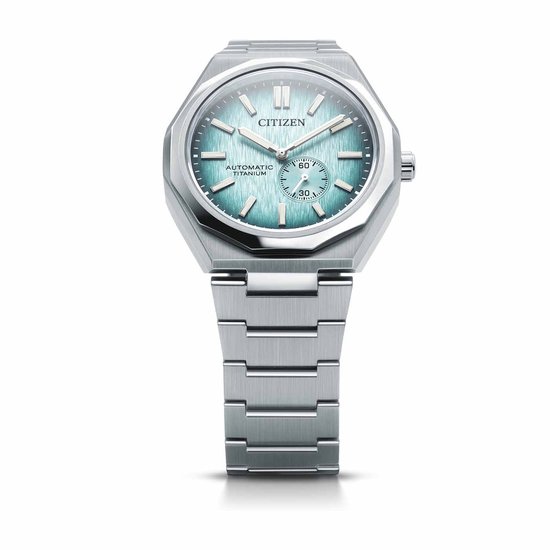 Citizen horloge met zilverkleurige titanium kast en band. Lichtblauwe wijzerplaat met geborstelde textuur en datumvenster.