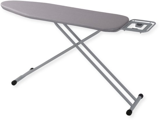 Grijze strijkplank met metalen onderstel, geïsoleerd op een witte achtergrond.