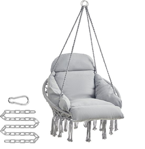 Grijze hangstoel met kussens en macramé-details, inclusief ketting en karabijnhaak.