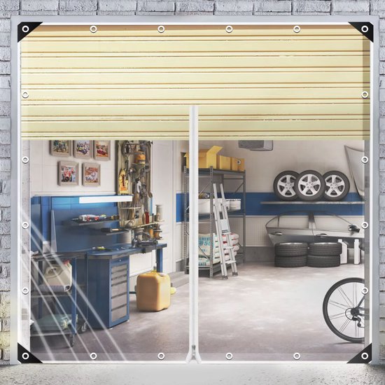 Transparante garagedeurhoes over een opgerolde garagedeur, met zicht op een werkplaats binnen. Bevat metalen ringen.