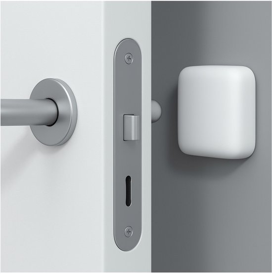 Witte, vierkante deurstopper met afgeronde hoeken op een muur naast een gesloten deur.