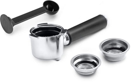 Accessoires voor espressomachine: portafilter met zwarte handgreep, stamper en twee metalen filterhouders.