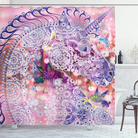 Rideau de douche avec une tête de licorne violette détaillée ornée d'éléments de mandala, sur fond rose avec des colibris.