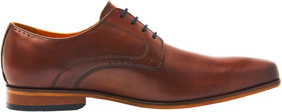 Buitenkant van een bruine veterschoen met houten zoolrand en donkerblauwe veters.