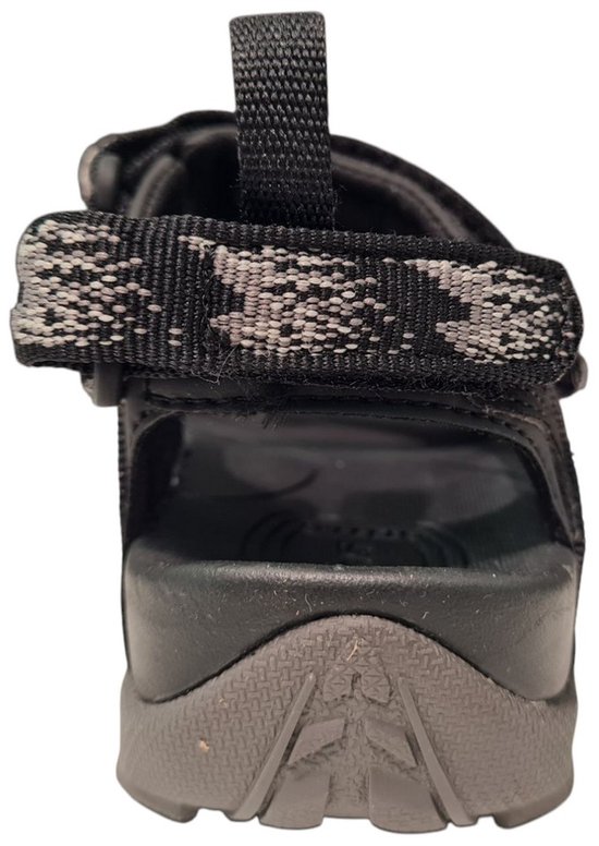 Achterkant van een zwarte Teva sandaal met grijze zool en camouflagebandjes. Achteraanzicht.