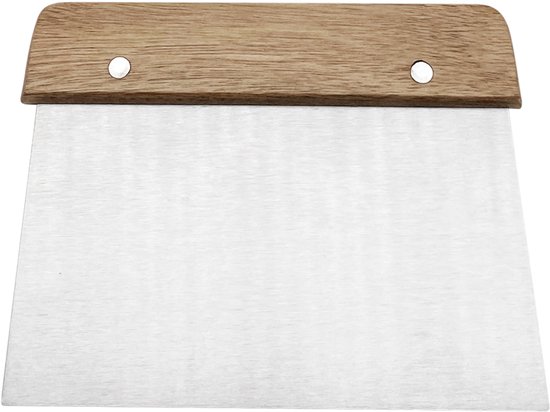 Deegsteker met een houten handvat en een roestvrijstalen mes, geïsoleerd op een witte achtergrond.