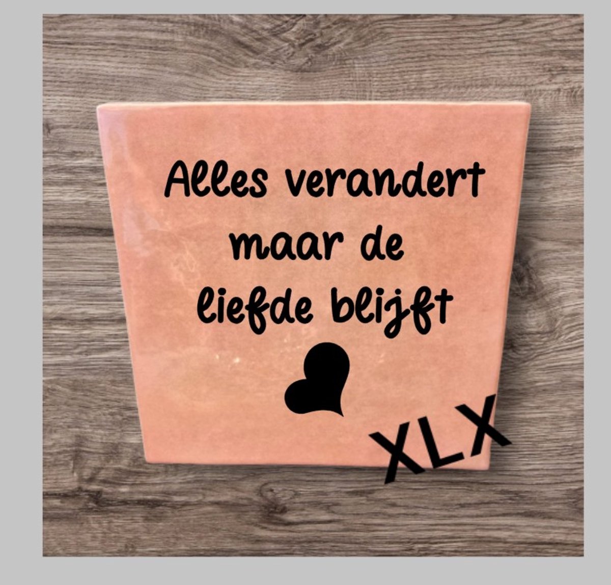 Tegeltje met tekst: Alles verandert maar de liefde blijft, Tegeltje met tekst, Tekst op tegel, Cadeau, Spreuk op tegel, tegeltje, XLX®