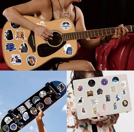Personen met een gitaar, een skateboard en een laptop, versierd met cartoonstickers.