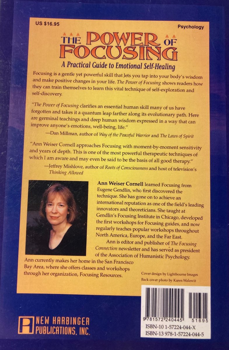 Achterkant van het boek 'The Power of Focusing'. Foto van auteur Ann Weiser Cornell.