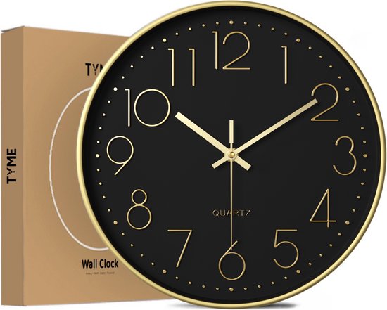 Zwarte wandklok met gouden rand, gouden cijfers en wijzers. Wordt geleverd in een bruine verpakking.