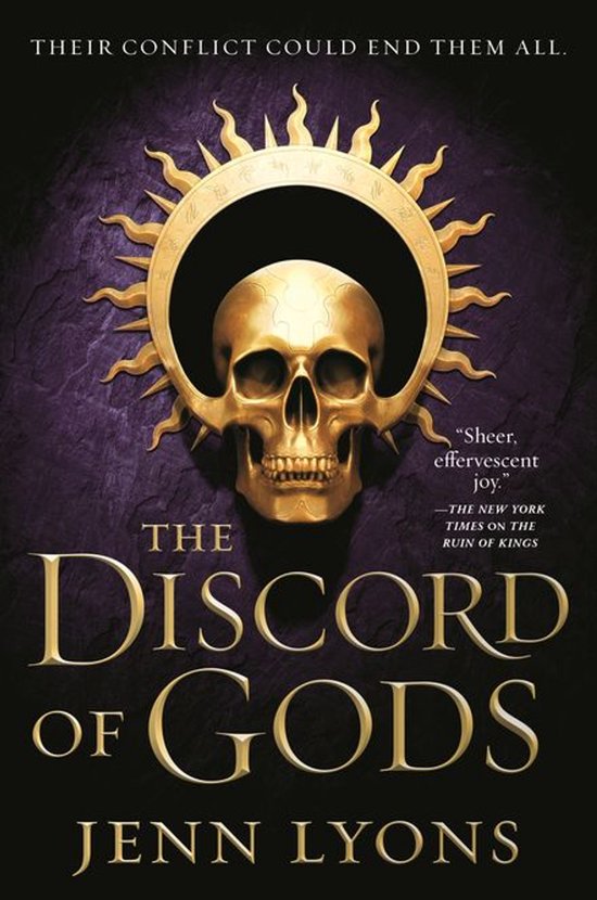 Boekomslag van 'The Discord of Gods' met een gouden schedel binnen een zonnesymbool op een donkere paarse achtergrond. Tekst: 'The Discord of Gods', 'Jenn Lyons'.