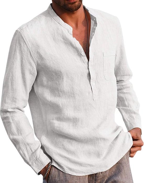 Man met lange mouwen, wit linnen shirt met opstaande kraag, knoopsluiting en borstzakje.