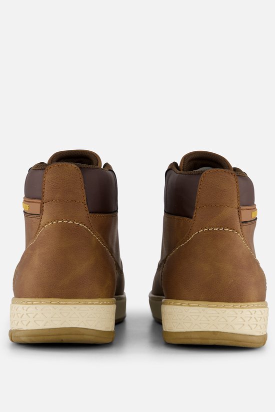 Achterkant van bruine leren veterboots met beige zolen en donkerbruine details aan de hiel.