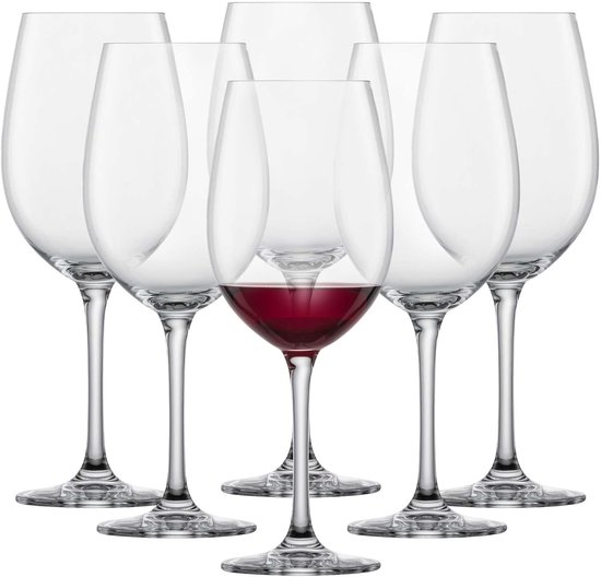 Ensemble de 6 verres à vin en cristal, un verre contient du vin rouge.